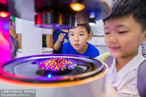 2019年8月28日，重庆国际博览中心，在智博会现场，“磁流体教演互动娱乐系统”十分吸睛。